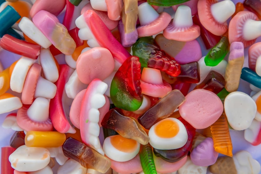 Image of a pile of colorful sugar-free gummy candies made with sugar alcohols.